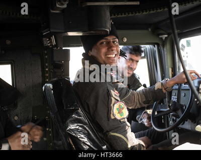 Athba, Ninive, Iraq. Il 27 febbraio, 2017. Ali privato sorrisi come egli si prepara a guidare il battaglione Selahudeen Communications Humvee in avanti per un'area di staging, Athba, Ninevah, Iraq, Feb 27, 2017. Credito: Nish Nalbandian/ZUMA filo/Alamy Live News Foto Stock