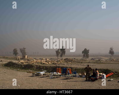 Mosul, Ninive, Iraq. 1 Mar, 2017. Soldati delle forze speciali di seconda divisione unità mediche attendere in corrispondenza di una stazione di aiuto sul Ghazlani base militare, supporto di unità operanti contro ISIS nel Wadi Hajjar quartiere, Marzo 1, 2017. Credito: Nish Nalbandian/ZUMA filo/Alamy Live News Foto Stock