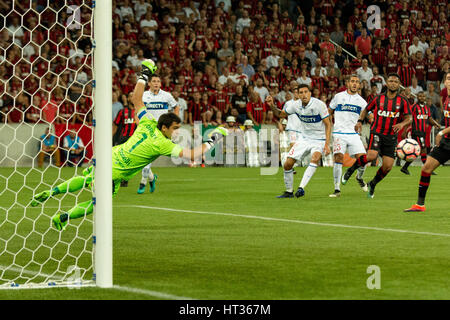 Curitiba, Brasile. 07Th Mar, 2017. Il portiere Cristopher Toselli di Atletico PR x Universidad Catolica, partita valevole per il primo round della CONMEBOL fase di gruppo Bridgestone Libertadores 2017 tenutasi nella Baixada Arena a Curitiba, PR. Credito: Reinaldo Reginato/FotoArena/Alamy Live News Foto Stock