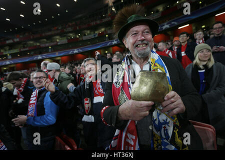 Londra, Regno Unito. 7 Mar, 2017. Un sostenitore del Bayern Monaco di Baviera si affaccia sul davanti della UEFA Champions League Round di 16 seconda gamba match tra Arsenal e Bayern Monaco a Londra, in Gran Bretagna il 7 marzo 2017. Il Bayern Monaco ha vinto 5-1 e avanzate per i quarti con 10-2 sull'aggregato. Credito: Tim Irlanda/Xinhua/Alamy Live News Foto Stock