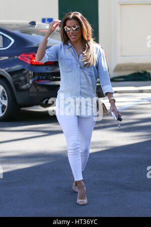 West Hollywood, California, Stati Uniti d'America. 7 Mar, 2017. L'attrice Eva Longoria visto dopo a pranzo con gli amici in West Hollywood, la California il 7 marzo 2017. Credito: Giovanni Misa/media/punzone Alamy Live News Foto Stock