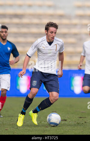 Bologna, Italia. Il 22 febbraio, 2017. Davide Frattesi (ITA) Calcio/Calcetto : U-19 International amichevole tra Italia 3-3 Francia a Stadio Renato Dall'Ara di Bologna, in Italia . Credito: Maurizio Borsari/AFLO/Alamy Live News Foto Stock