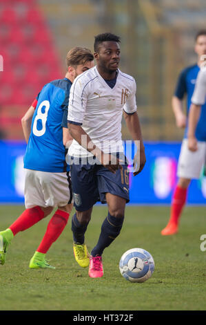 Bologna, Italia. Il 22 febbraio, 2017. Claud Adjapong (ITA) Calcio/Calcetto : U-19 International amichevole tra Italia 3-3 Francia a Stadio Renato Dall'Ara di Bologna, in Italia . Credito: Maurizio Borsari/AFLO/Alamy Live News Foto Stock