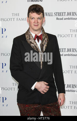 Londra, Regno Unito. 7 Mar, 2017. Tom Morris. Tappeto rosso arrivi per il prossimo Gala presso il Teatro Nazionale. Il prossimo è un biennale fundrasing gala in sostegno della NT apprendimento. Credito: Bettina Strenske/Alamy Live News Foto Stock