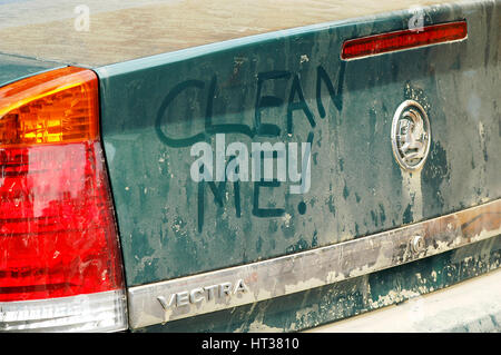 Graffiti su sporco Vauxhall Vectra 2003. Artista: sconosciuto. Foto Stock