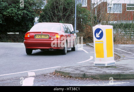 Mantenere la sinistra bollard.nodo stradale. Artista: sconosciuto. Foto Stock