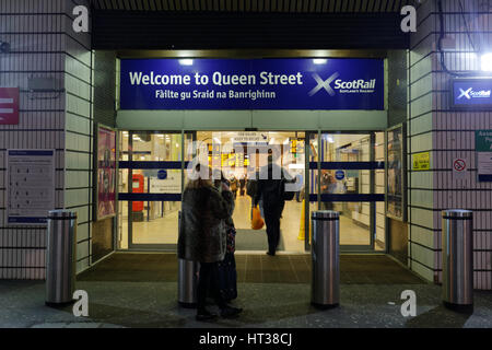 Stazione di Queen Street Glasgow turisti in attesa per i treni notte Foto Stock