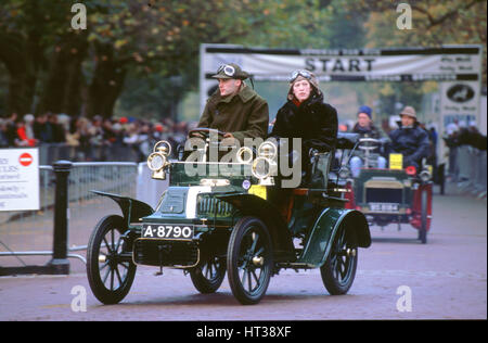 1904 De Dion Bouton a 2000 Londra a Brighton run. Artista: sconosciuto. Foto Stock