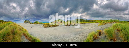 Spiaggia di sabbia con dune erbose, Wharariki Beach, Capo addio, Puponga, regione Tasmania, Southland, Nuova Zelanda, Oceania Foto Stock