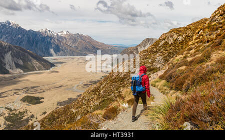 Escursionista, vista nell'Hooker Valley da Sealy Tarns via, parco nazionale di Mount Cook, regione di Canterbury, Isola del Sud Foto Stock