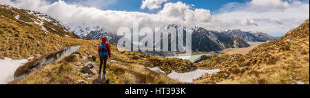 Escursionista cercando in Hooker Valley, lago di montagna Sealy Tarns, parco nazionale di Mount Cook, regione di Canterbury, Southland, Nuova Zelanda Foto Stock