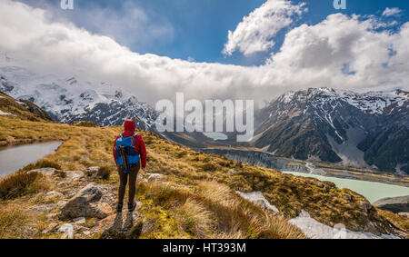 Escursionista cercando in Hooker Valley, lago di montagna Sealy Tarns, parco nazionale di Mount Cook, regione di Canterbury, Southland, Nuova Zelanda Foto Stock