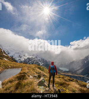 Escursionista cercando in Hooker Valley, lago di montagna Sealy Tarns, parco nazionale di Mount Cook, regione di Canterbury, Southland, Nuova Zelanda Foto Stock