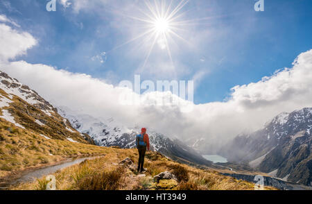 Escursionista cercando in Hooker Valley, lago di montagna Sealy Tarns, parco nazionale di Mount Cook, regione di Canterbury, Southland, Nuova Zelanda Foto Stock