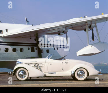 1935 Auburn 851 Speedster con Sunderland flying boat. Artista: sconosciuto. Foto Stock