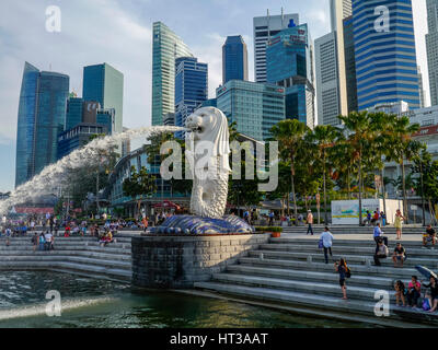 Il Merlion, punto di riferimento della città, lo skyline del centro finanziario, downtown, Singapore Foto Stock