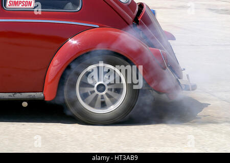 VW Beetle bruciare i. Artista: sconosciuto. Foto Stock
