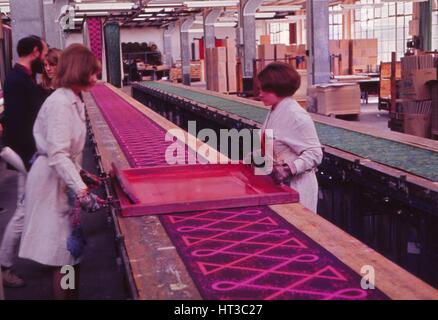 Carta da parati Screen-Printing a mano a Sandersons, Londra, c1960s. Artista: Sandersons. Foto Stock