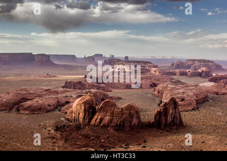 Utah - frontiera Ariziona, panorama della Valle Monumento da un punto remoto di vista, noto come Hunt Mesa Foto Stock