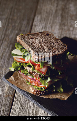 Il cibo. Delizioso, grande panino sul tavolo Foto Stock