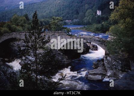 Ponte Vecchio, Invermoriston, Invernessshire, Scozia, xx secolo. Artista: CM Dixon. Foto Stock