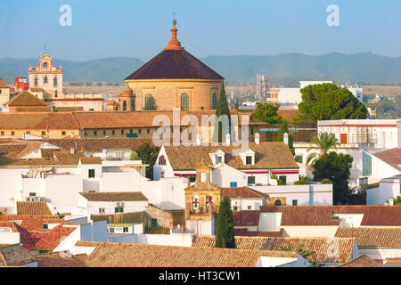 Tetto della città vecchia e chiesa di Cordoba, Spagna Foto Stock