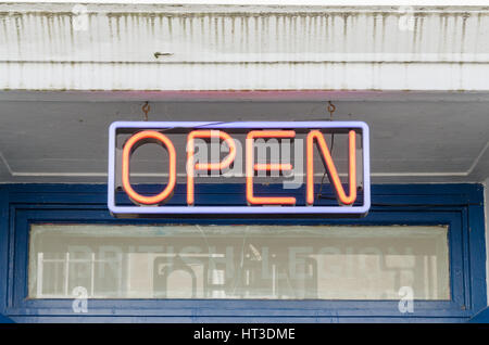 Insegna al neon dicendo 'aperto' Foto Stock