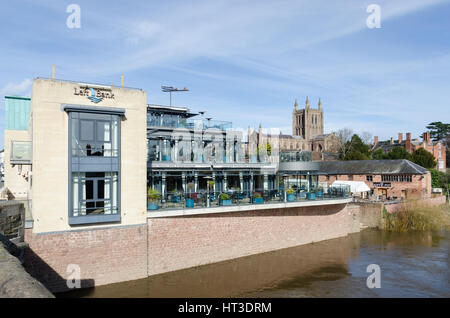 La riva sinistra ristorante e sale per banchetti centro sul fiume Wye a Hereford, Herefordshire Foto Stock