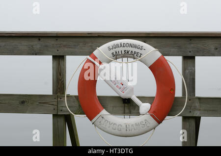 Un salvagente posto sul molo di porto Foto Stock