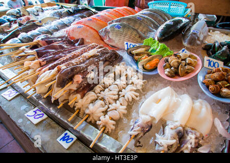 Fila di piatti a base di frutti di mare freschi nel mercato asiatico Foto Stock