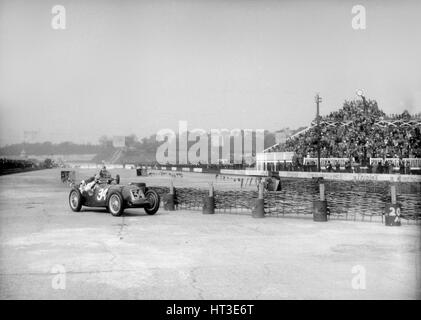 Riley 1985 cc negoziando la chicane alla JCC Trofeo Internazionale, Brooklands, 2 maggio 1936. Artista: Bill Brunell. Foto Stock