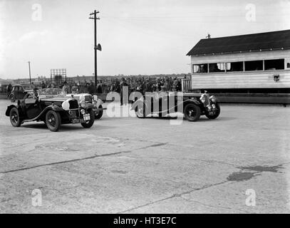 Trionfo e Alvis vetture al MCC Assemblea dei Soci, Brooklands, 10 settembre 1938. Artista: Bill Brunell. Foto Stock