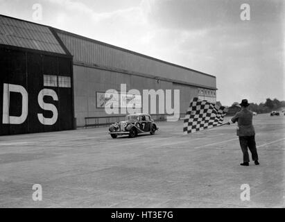 HJ Ripley's SS Jaguar prendendo la bandiera a scacchi, MCC Assemblea dei Soci, Brooklands, 10 settembre 1938. Artista: Bill Brunell. Foto Stock