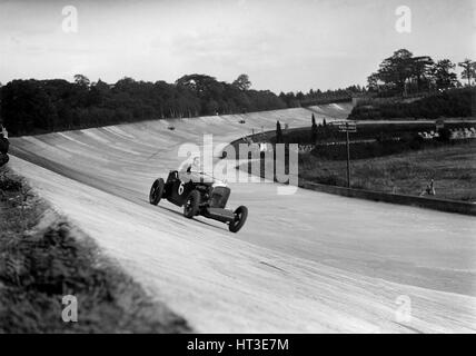 FE Elgood alla guida di una Bentley a MCC Assemblea dei Soci, Brooklands, 10 settembre 1938. Artista: Bill Brunell. Foto Stock