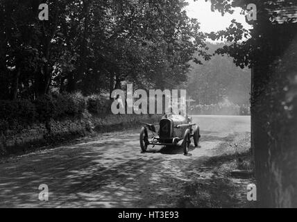 Kenelm Lee Guinness alla guida del suo Sunbeam alla vittoria in RAC Isle of Man TT race, 10 giugno 1914. Artista: Bill Brunell. Foto Stock