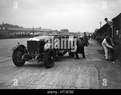 GL Baker's 5954 cc Minerva subendo una ruota posteriore cambiare a Brooklands. Artista: Bill Brunell. Foto Stock