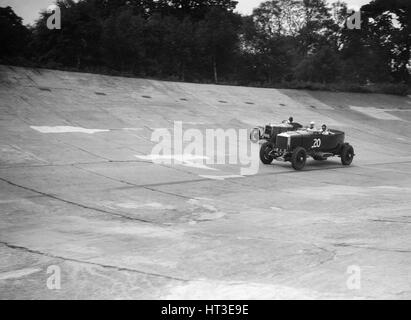 GL Baker's 5954 cc Minerva racing un 1930 Frazer-Nash Sportop sul banking di Brooklands. Artista: Bill Brunell. Foto Stock