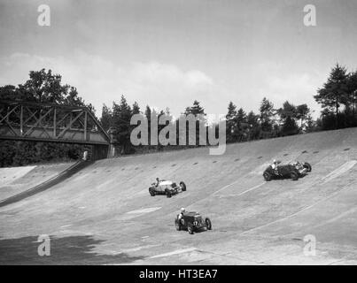 Lea-Francis 1496 cc, MG tipo M e Invicta 4467 cc racing sui membri Banking di Brooklands. Artista: Bill Brunell. Foto Stock