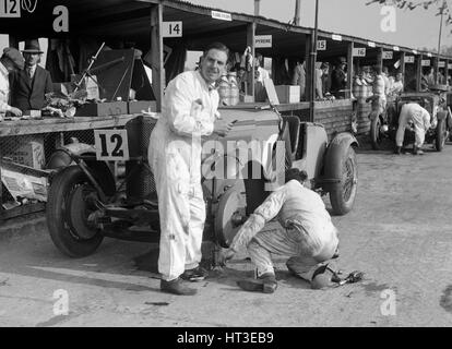 Lavoro meccanico su un Talbot 105 presso la JCC doppia gara di dodici, Brooklands, 8/9 maggio 1931. Artista: Bill Brunell. Foto Stock