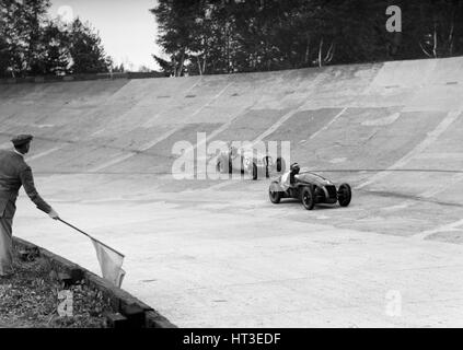 HC il cacciatore Alta portando una Delahaye, JCC del Trofeo Internazionale, Brooklands, 2 agosto 1937. Artista: Bill Brunell. Foto Stock