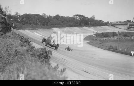 Sir Henry Birkin del leader di Bentley Earl Howe il Bugatti 54, BARC incontro, Brooklands, maggio 1932. Artista: Bill Brunell. Foto Stock