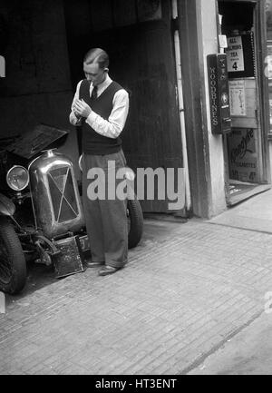 Geoffrey Baker e una Salmson 1090 cc auto. Artista: Bill Brunell. Foto Stock