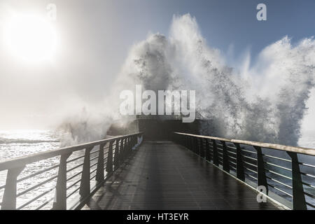 Risacca sul grande molo de la Chaume (Les Sables d'Olonne, Francia) Foto Stock