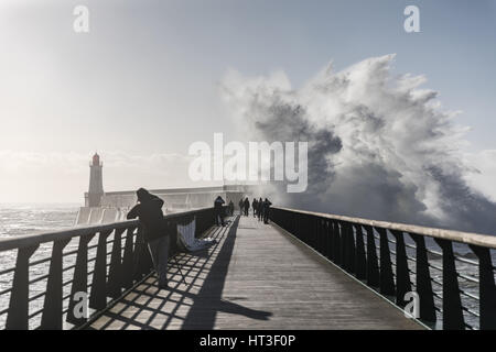 Risacca sul grande molo de la Chaume (Les Sables d'Olonne, Francia) con alcuni fotografi Foto Stock