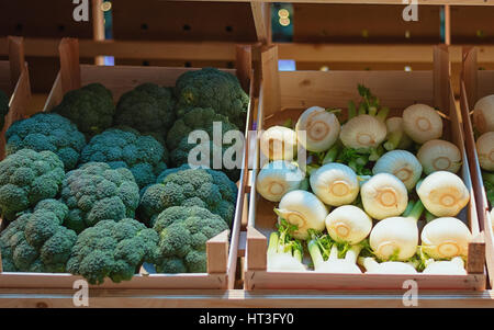 Il finocchio e broccoli in casse visualizzati sul food festival. Foto Stock