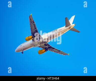 Vueling Airbus A320 - sbarco a Barcellona El Prat Foto Stock