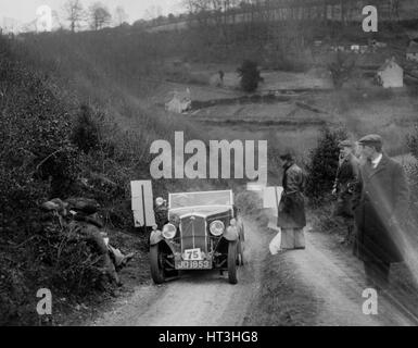 Wolseley Hornet di Miss P Goodban, a nord ovest di Londra Motor Club Trial London-Gloucester, 1932. Artista: Bill Brunell. Foto Stock
