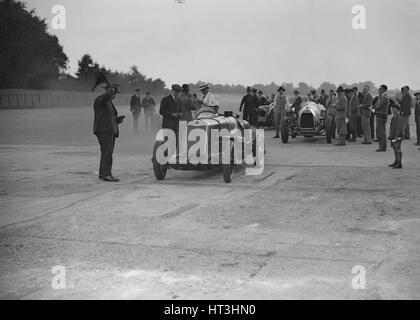 Lea-Francis, Delage e Bentley a Surbiton Motor Club gara incontro, Brooklands, Surrey, 1928. Artista: Bill Brunell. Foto Stock