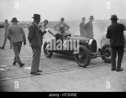 Bugatti a Surbiton Motor Club gara incontro, Brooklands, Surrey, 1928. Artista: Bill Brunell. Foto Stock