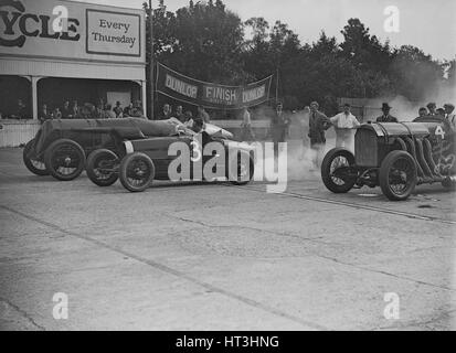 Fiat, Bugatti e Benz competere a Surbiton Motor Club gara incontro, Brooklands, Surrey, 1928. Artista: Bill Brunell. Foto Stock